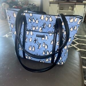 Vera Bradley small trimmed Playful Penguins Purse, hard to find A condition!🥰🥰